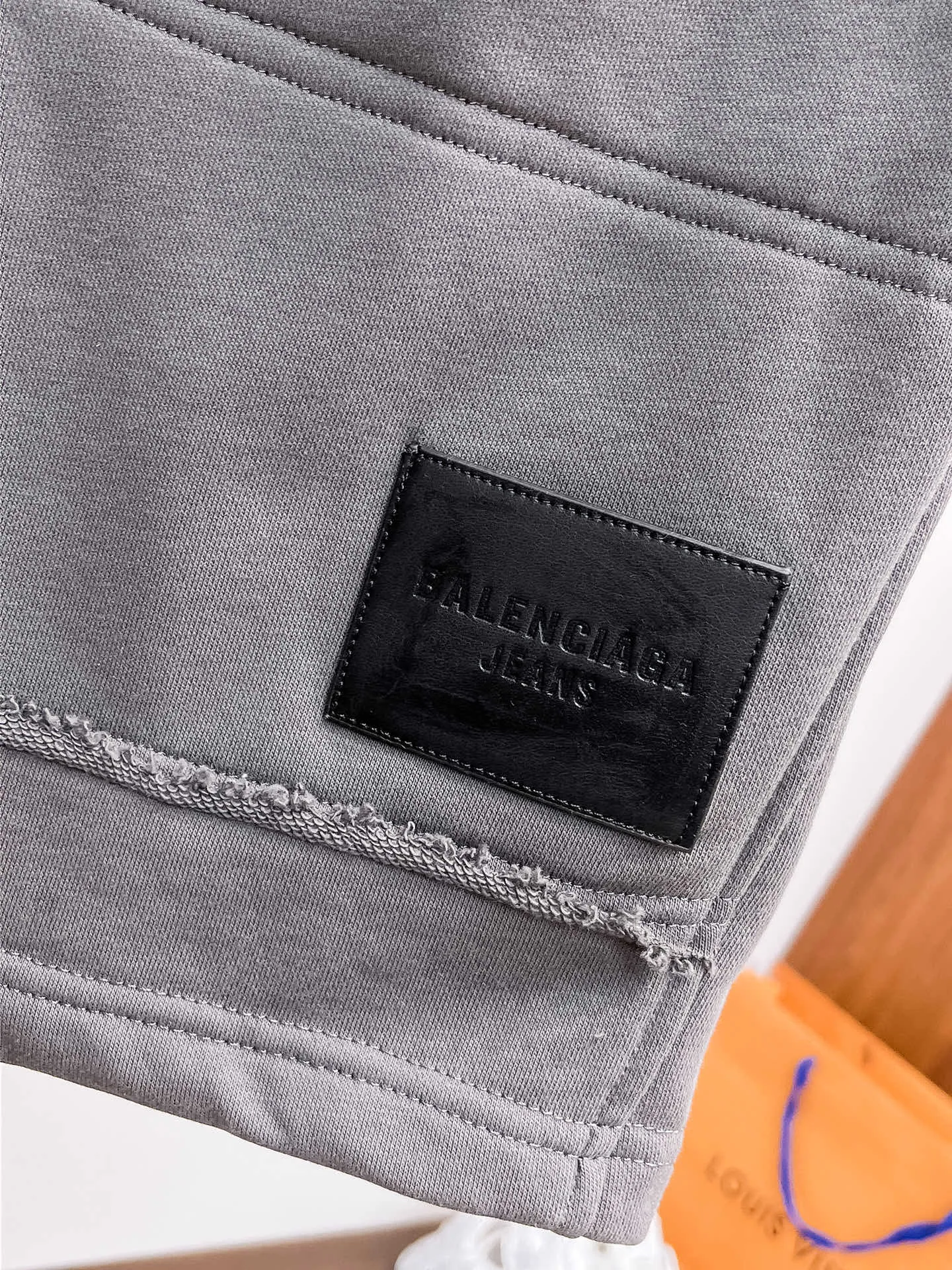 Balenciaga's three-standard complete 2026 summer New Arrival men's casual shorts, advanced custom-made Breathable fabric, Breathable fabric, extremely stretchy and comfortable, impeccable details, top-grade accessories, original logo design concept, delicate and soft feel! The upper body fit is awesome! Size: M-XXXL Please state your height and weight when ordering